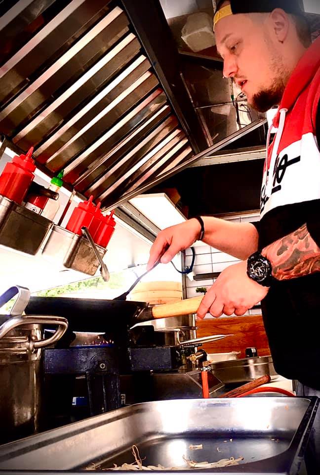 Jarosław Śliwka w kuchni foodtrucka, fot. FB Centalnego Biura Smaku